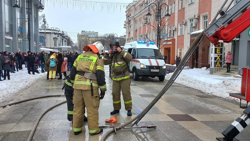 В центре Саратова на Кирова горит дом