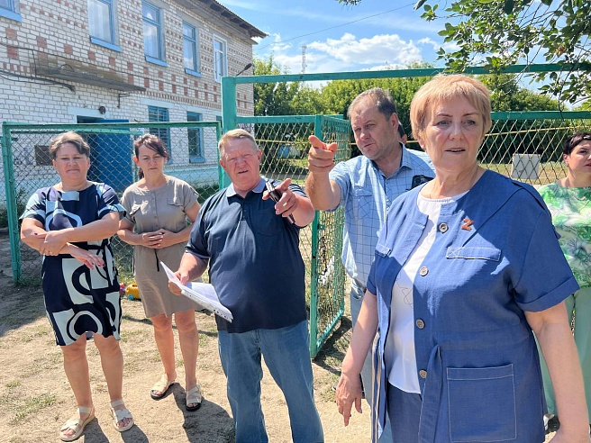 Панков: "По проекту Володина отремонтируют территории школ и детсадов в опорных селах Озинского района"