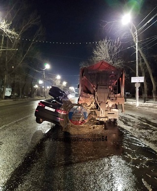 В Ленинском районе легковушка врезалась в стоящий пескоразбрасыватель