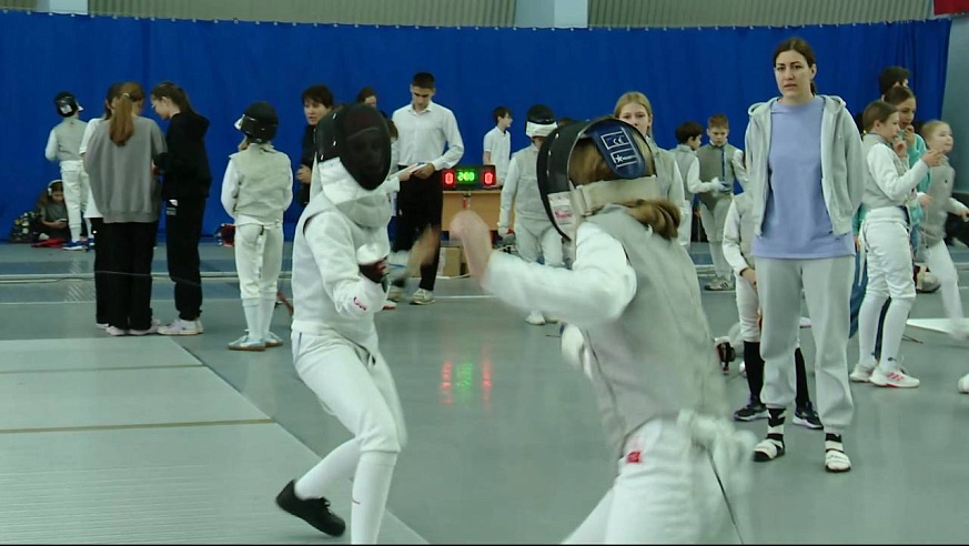 В Саратове стартовали соревнования по фехтованию