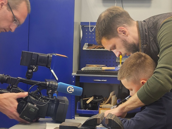 Саратовский учитель приезжает в школу на байке