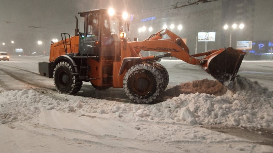 В Саратове в круглосуточном режиме очищают улицы от снега и наледи