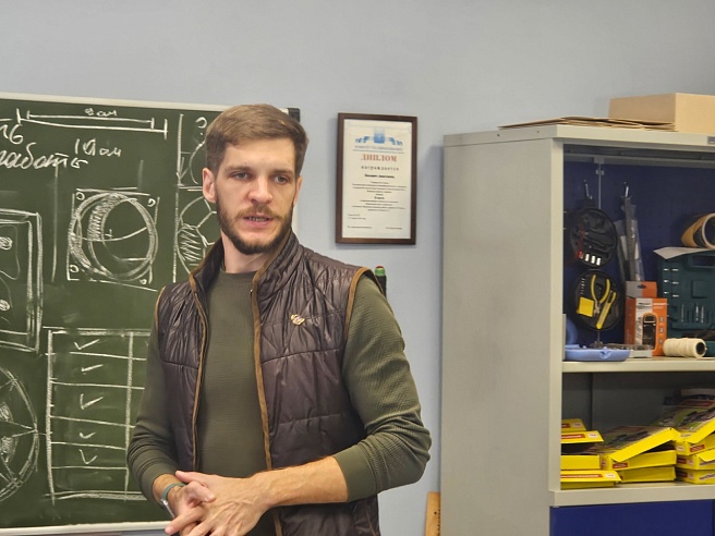 Саратовский учитель приезжает в школу на байке