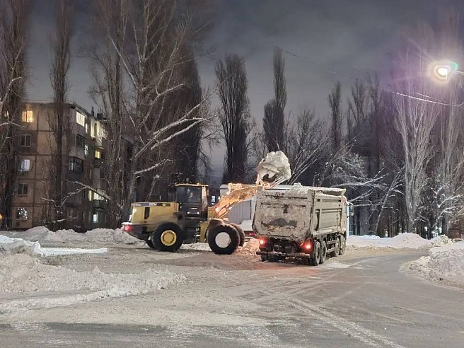 Для вывоза снега из Саратова задействовали дополнительную спецтехнику