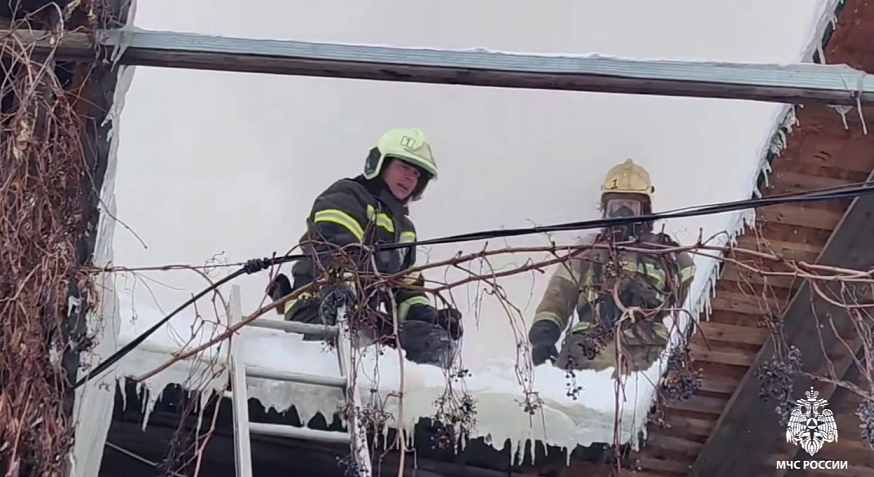При пожаре на Большой Казачьей из старинного дома эвакуировались 11 человек