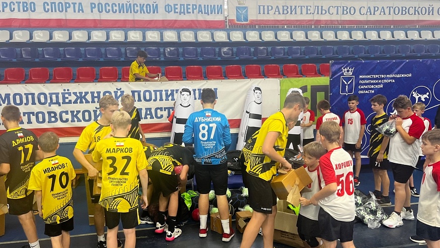 Саратовские гандболисты получили подарок за 1,5 миллиона рублей