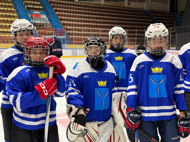 Саратовские хоккеистки принимают участие "Хрустальной тиаре"