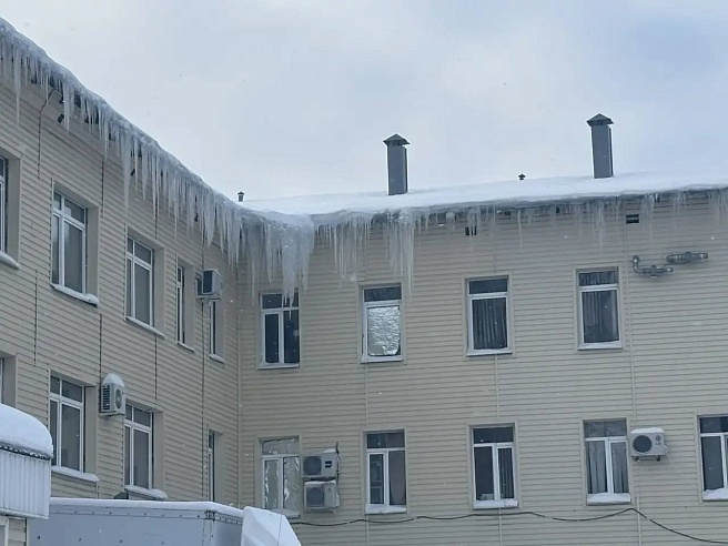 В Саратове за снег и наледь на крышах домов возбудили административные дела 