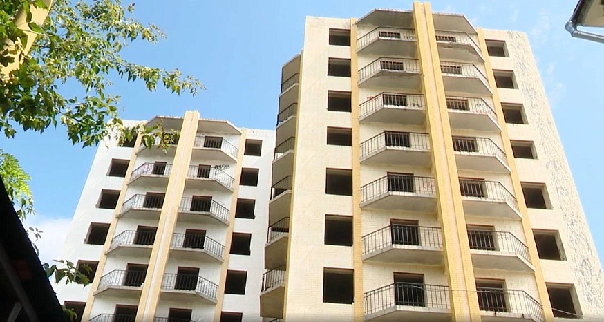 В Саратове годами не могут обезопасить заброшенные долгострои