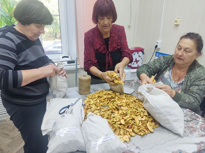 Саратовские волонтеры передают на фронт амуницию, маскировочные сети и письма