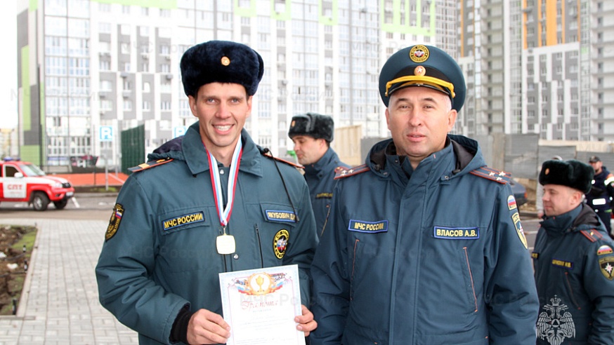 Саратовские пожарные при полной экипировке на скорость поднимались на 22-й этаж