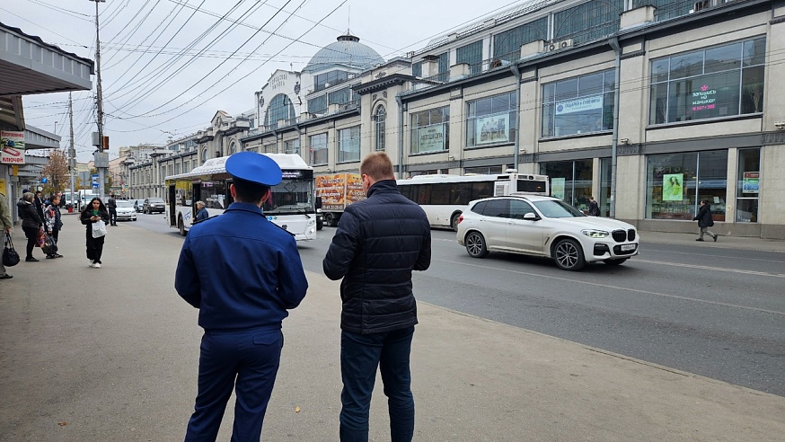 В Саратове люди в погонах проверили автобусные маршруты №№90А и 6А