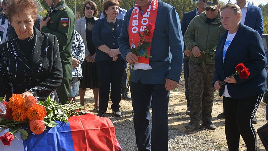 Под Саратовом погибшего в СВО Сергея Макаричева похоронили под оружейные залпы и сигналы машин