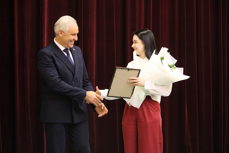 В Саратовской облдуме наградили волонтеров, помогавших при обрушении дома на Блинова