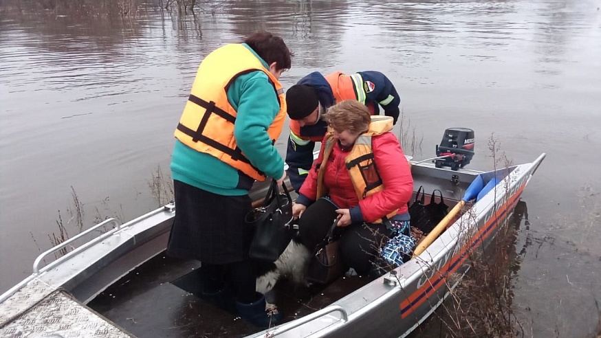 В паводок спасатели на лодке эвакуировали подростка с температурой