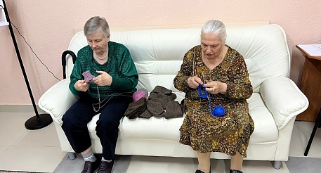 Энгельсские пенсионеры связали для мобилизованных теплые носки