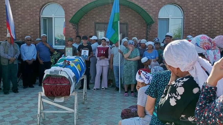 В Александрово-Гайском районе простились с бойцом СВО