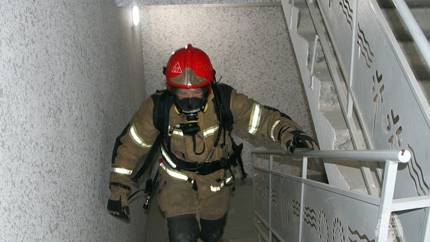 Саратовские пожарные при полной экипировке на скорость поднимались на 22-й этаж