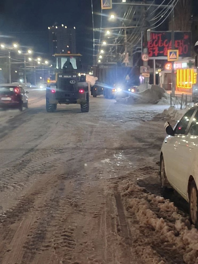 Ночью на дорогах Саратовской области работали 240 единиц техники