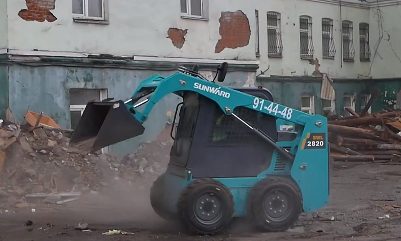 На Привокзальной площади Саратова начался снос общежития 