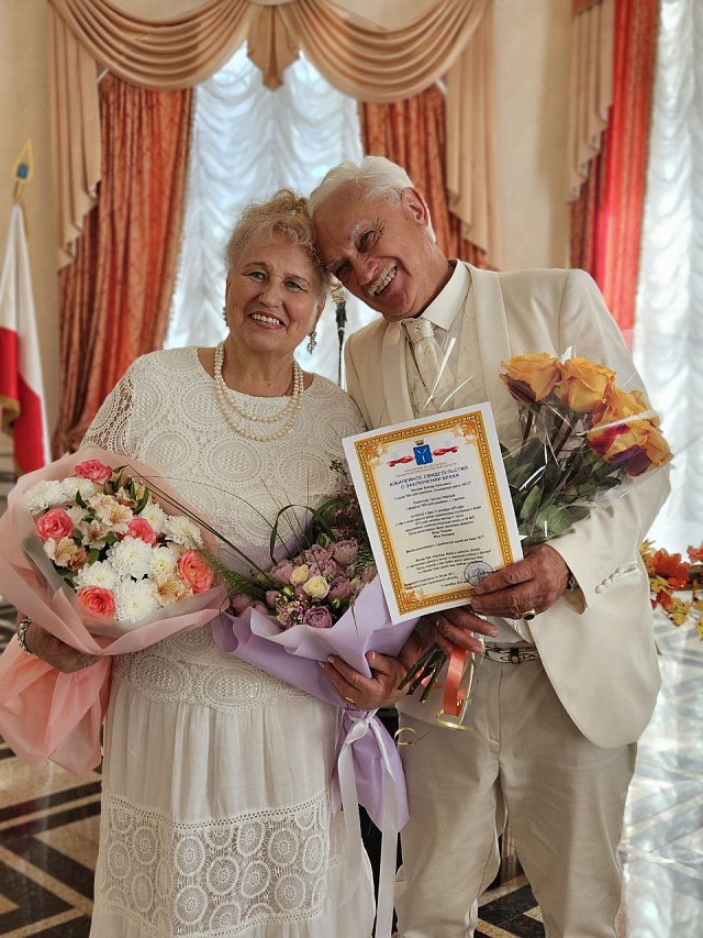 Саратовская пара отметила "золотую" свадьбу