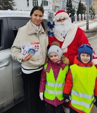 ﻿В Энгельсском районе автоинспекторы разъяснили детям, как вести себя зимой вблизи проезжей части 