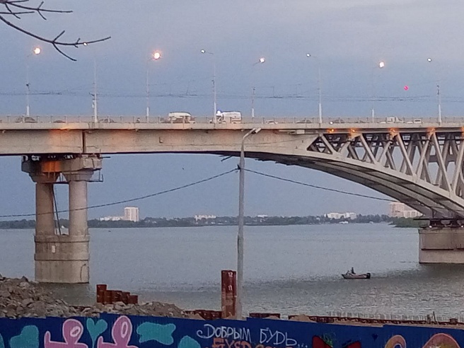 За ограждением моста Саратов - Энгельс замечен мужчина