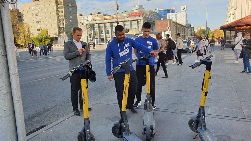 В центре Саратова чиновники обнаружили стихийные парковки электросамокатов