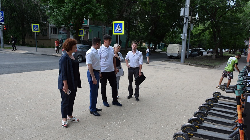 В центре Саратова обнаружили незаконный пункт проката электросамокатов