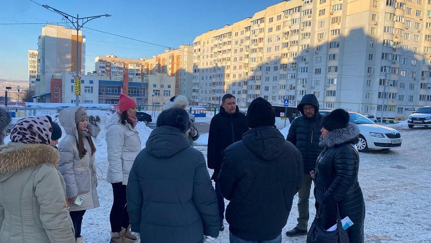 Депутат и общественник встретились с жильцами проблемного дома в Солнечном-2