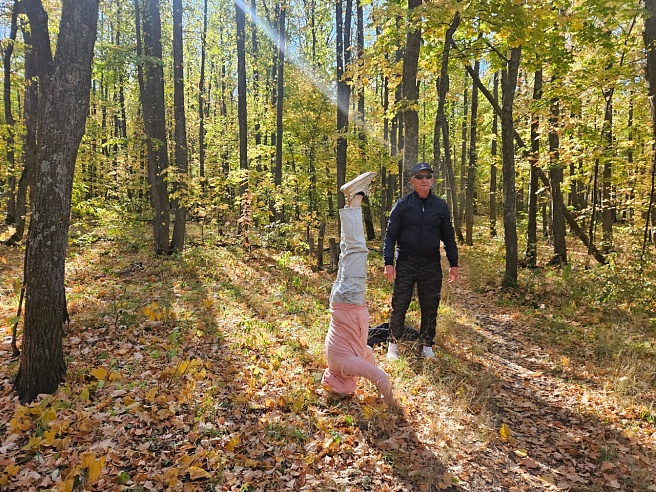 Саратовские пенсионеры катаются на велосипеде и стоят на голове