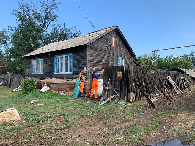 В селе под Балаковом после шквалистого ветра четыре улицы до сих пор без света