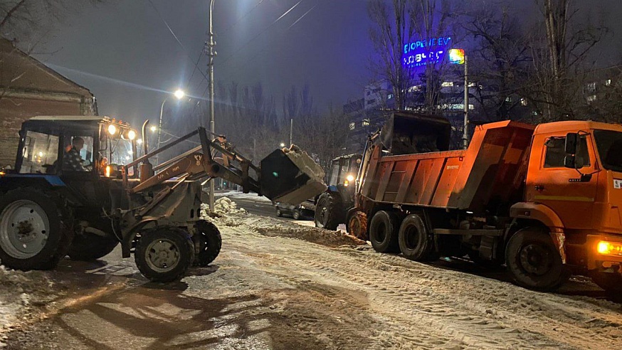 В Саратове продолжается уборка города от снега и наледи