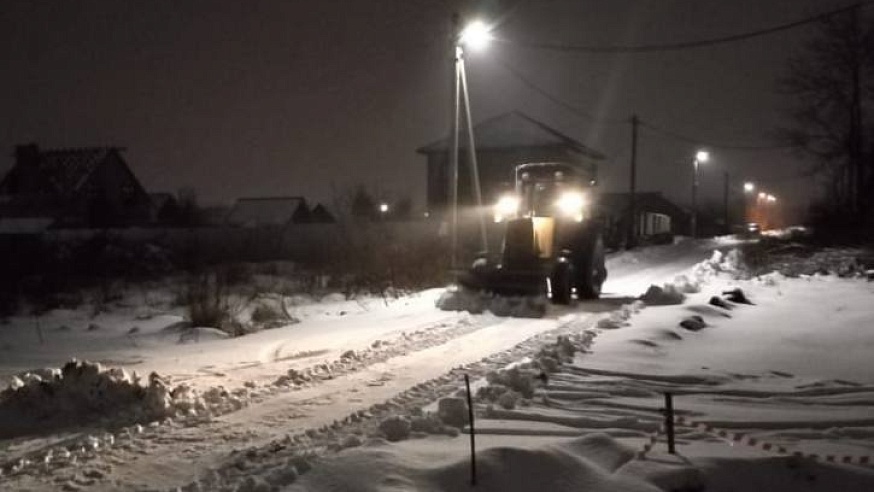 Городские службы продолжают уборку снега в Саратове