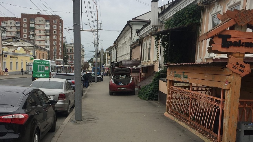 В Саратове автохам заряжает электромобиль на тротуаре