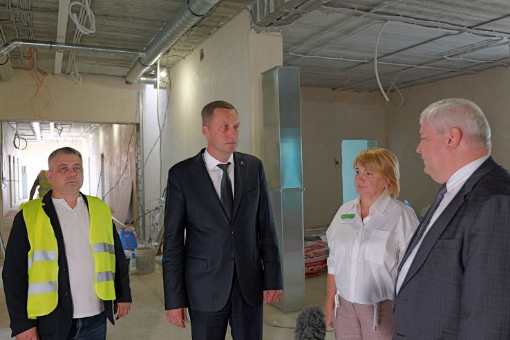 Более 50% строительных работ завершено в новой детской поликлинике в микрорайоне Звезда