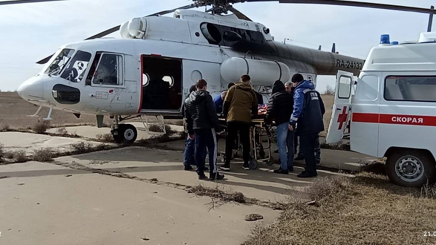 Из Питерки в Саратов на вертолете санавиации доставили пострадавшего в ДТП мужчину