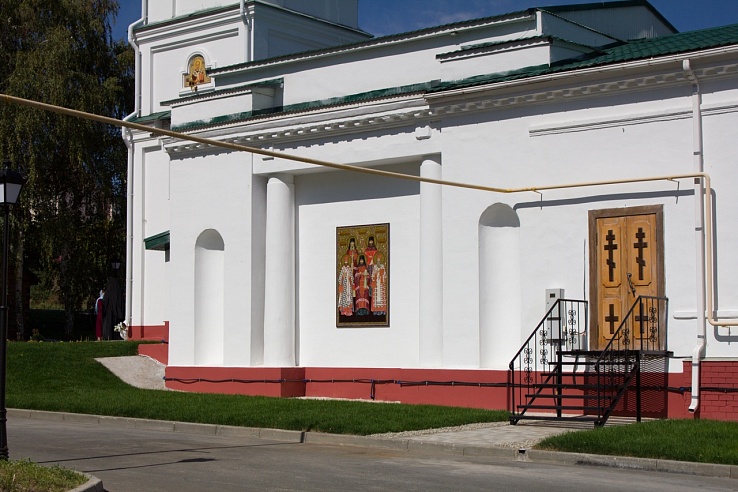 Стену саратовского храма украсила икона живших в нем святых