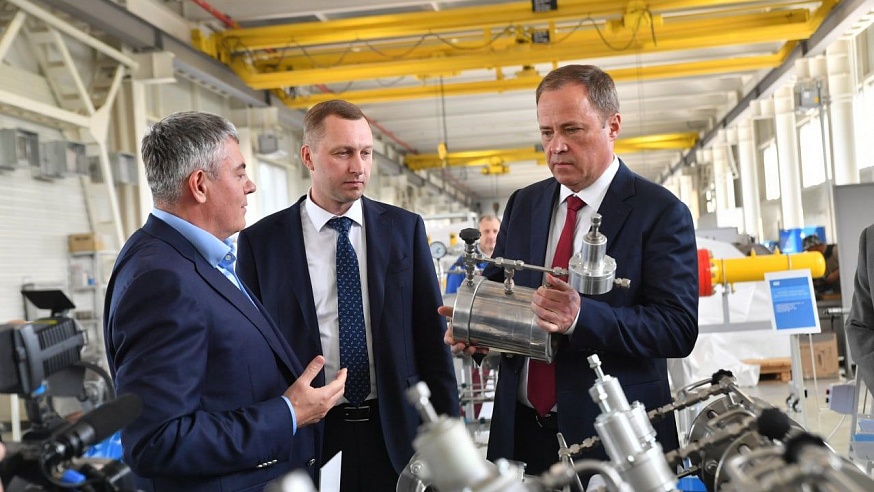 Полпред Игорь Комаров посетил стройку на заводе "Нефтегазооборудование"