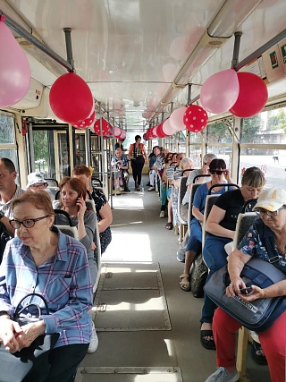 Сегодня в саратовском трамвае детям раздают конфеты