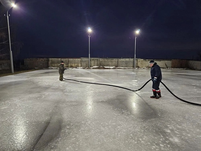 В Энгельсе активно заливаются катки