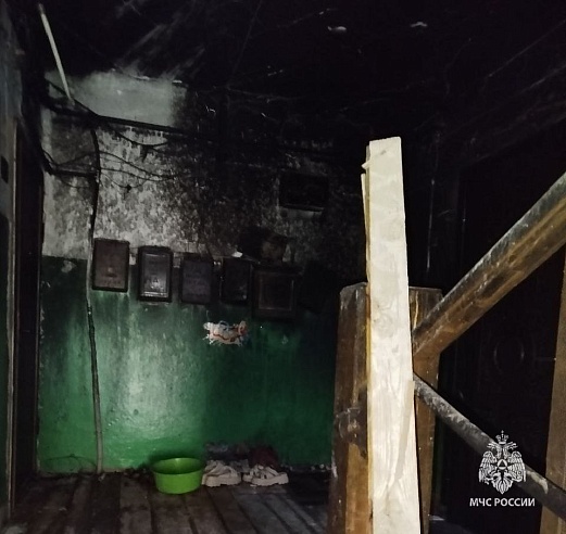 При тушении межэтажного перекрытия в доме в Саратове спасли четверых человек