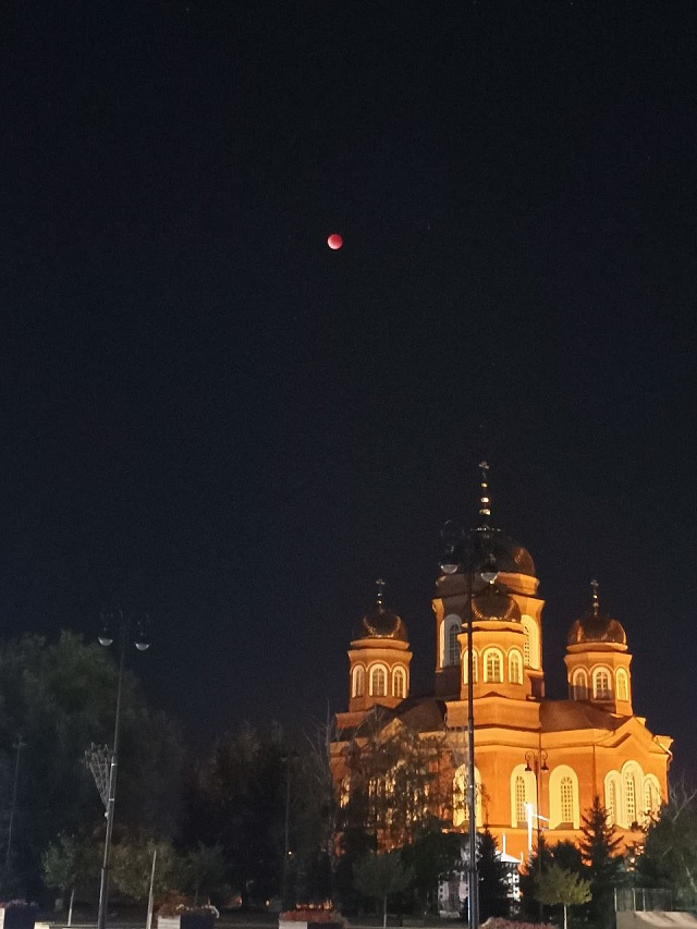 Саратовцы поделились фото "кровавой Луны"
