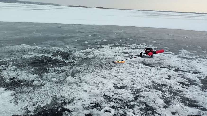 Саратовские рыбаки игнорируют запрет и выходят на лед