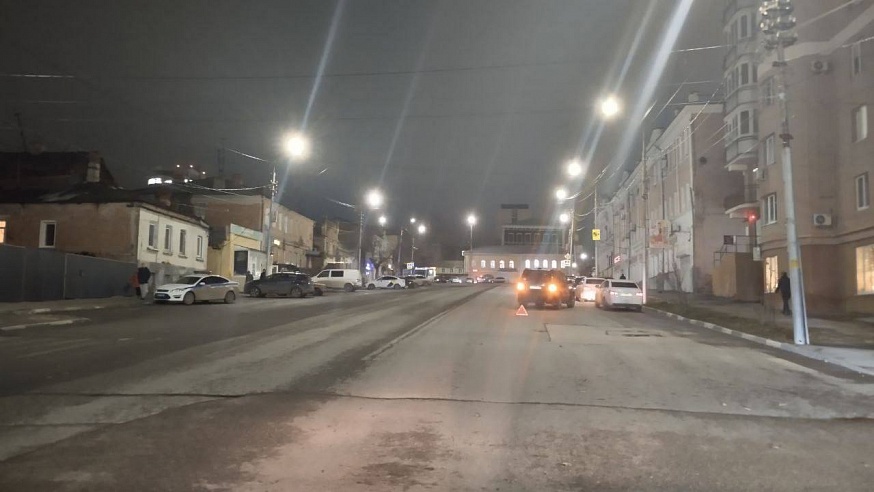 В центре Саратова пенсионер на "Джипе" сбил подростка