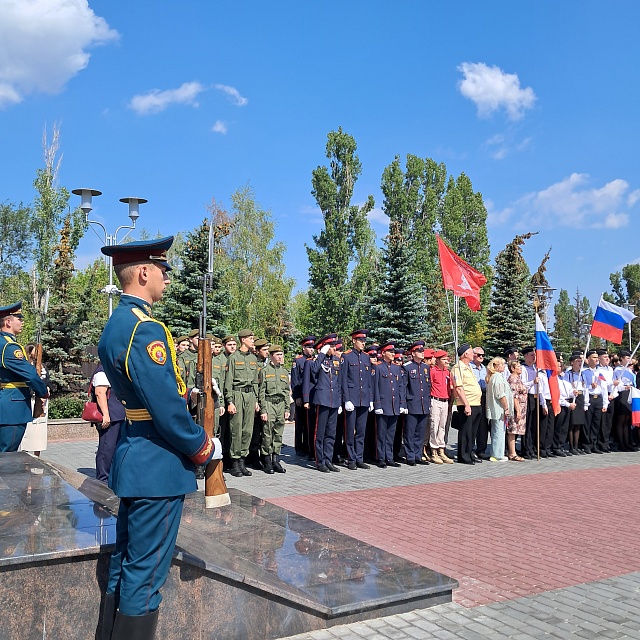 В Саратове отмечают День флага России. Фоторепортаж