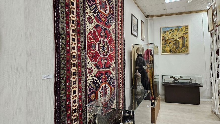 Стены саратовского музея украсили дагестанскими коврами