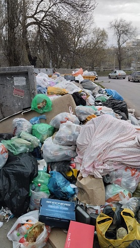 Саратовские дворы заваливает мусором из-за бездействия "Ситиматика"