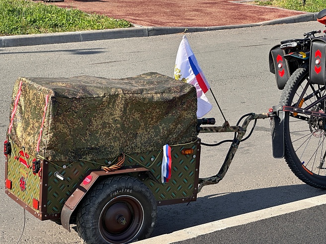 На набережной Саратова участники СВО соревновались в силе на уличных тренажерах