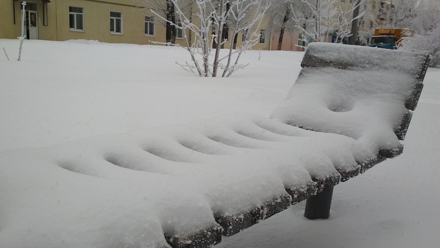 В Саратове вторые сутки снегопад и пробки